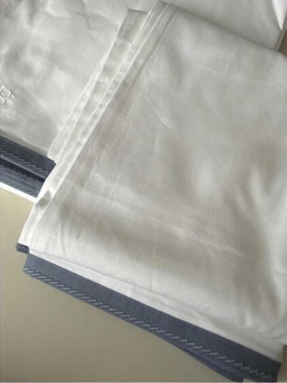 Boll & Branch
Signature Organic Cotton Hemmed flat Sheet Queen pillowcases NWOT